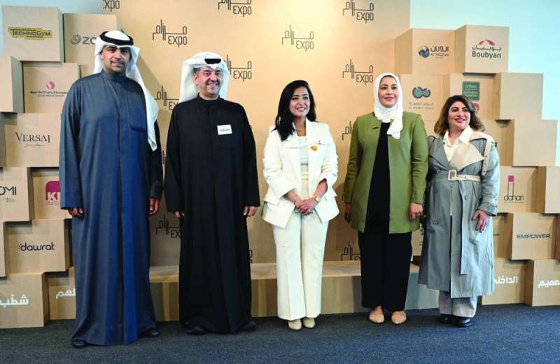 


فرح الحميضي ووليد الخشتي يتوسطان عالية العوضي ومريم المسلم وحمد المصيبيح 