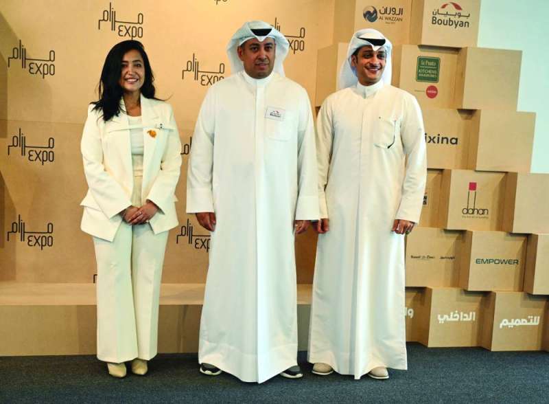 


بشار الدوب متوسطاً فرح الحميضي وفواز العقروقة 