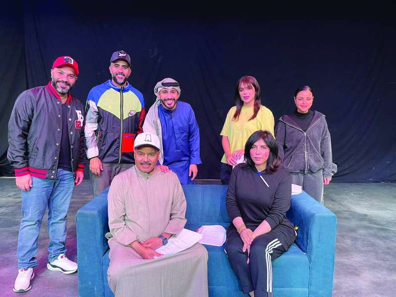 فريق العمل في لقطة جماعية 