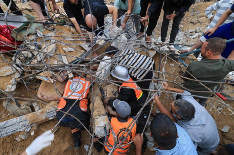 رجال الإنقاذ يبحثون عن ناجين بين أنقاض مبنى بعد غارات إسرائيلية على خان يونس (أ ف ب)