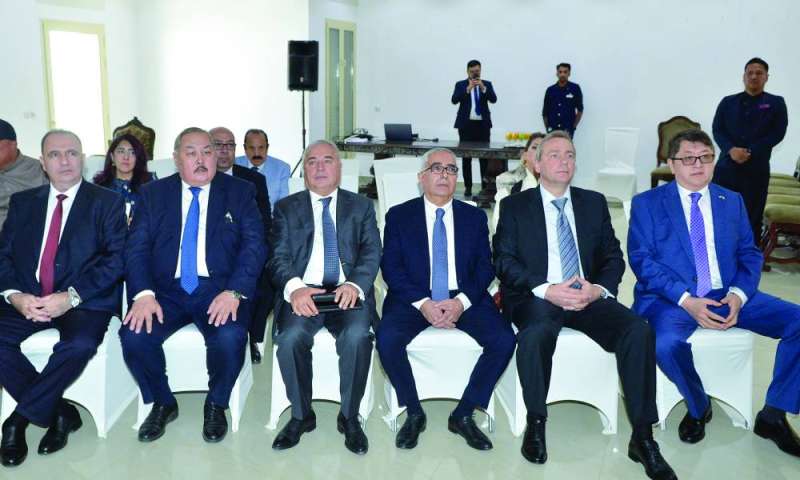 


سفير كازاخستان (الأول من اليمين) مع عدد من السفراء والديبلوماسيين خلال المؤتمر 	(تصوير سعود سالم) 