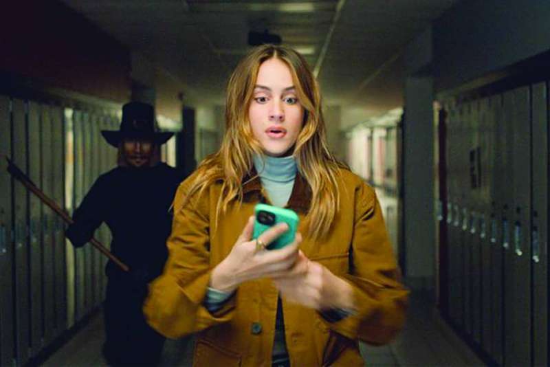 


جيسيكا ويبدو القاتل خلفها 