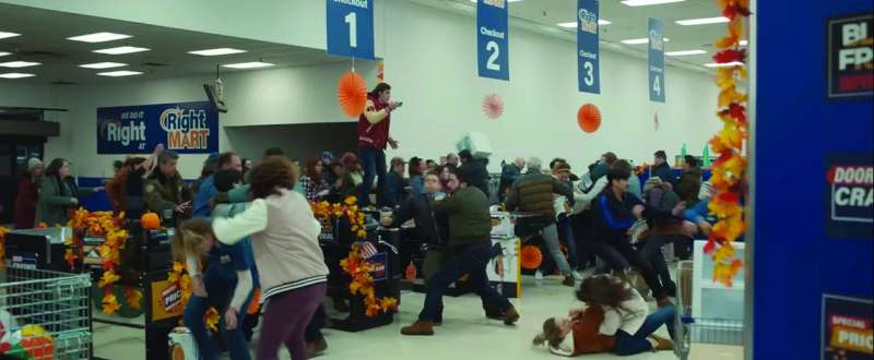 


لحظة اقتحام الزبائن للمتجر 