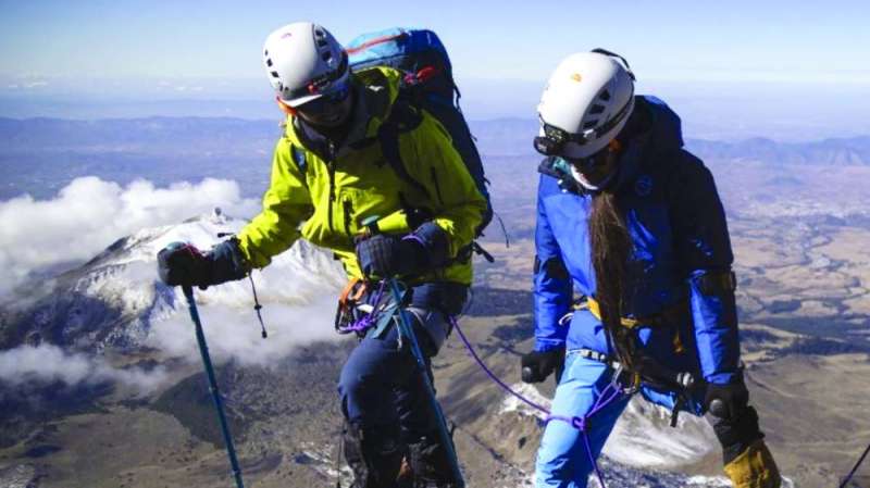  خيمينا أثناء تسلّقها أعلى جبل في المكسيك