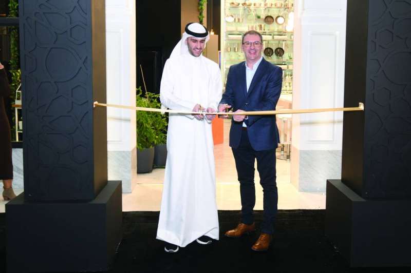 


مارينو ماغانتو يقص شريط الافتتاح مع مدير عام «هومز مول» علي العلي 