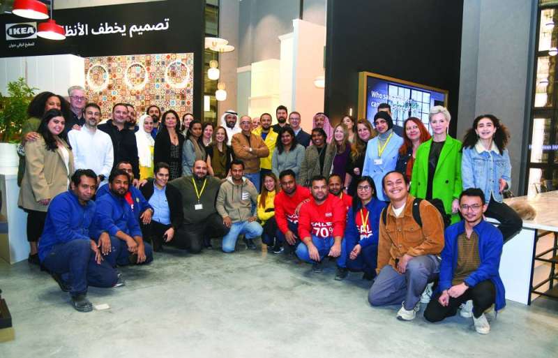 فريق الشركة في لقطة جماعية