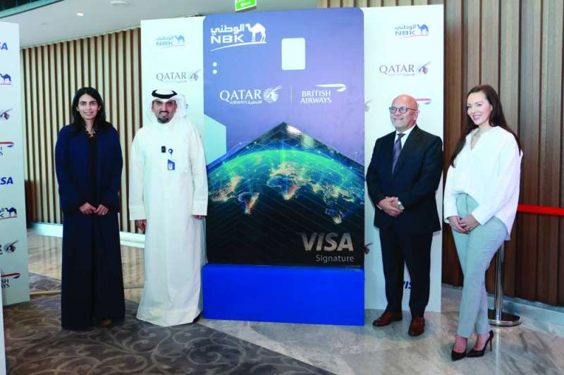العثمان مع مسؤولي «فيزا» و«القطرية» و«البريطانية»
