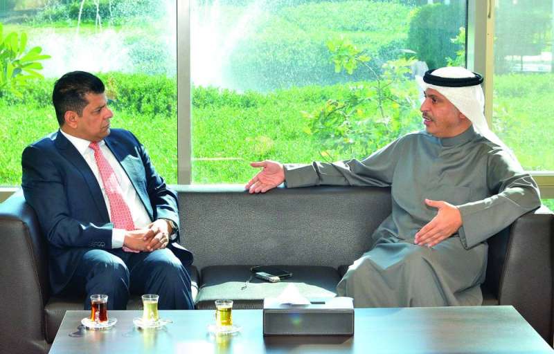 


أسامة بودي متحدثاً للزميل رضا السناري 	 (تصوير سعود سالم) 