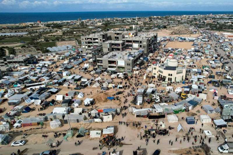 خيام موقتة للنازحين في رفح (أ ف ب)