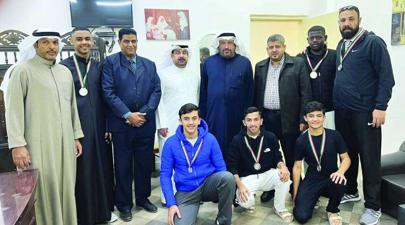 


ادارة المدرسة مع المكرمين 