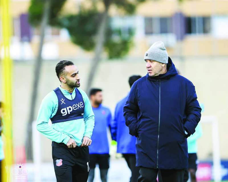 


مدرب «الكويت» نبيل معلول في حديث مع اللاعب عمرو عبدالفتاح خلال التدريبات في عمّان 