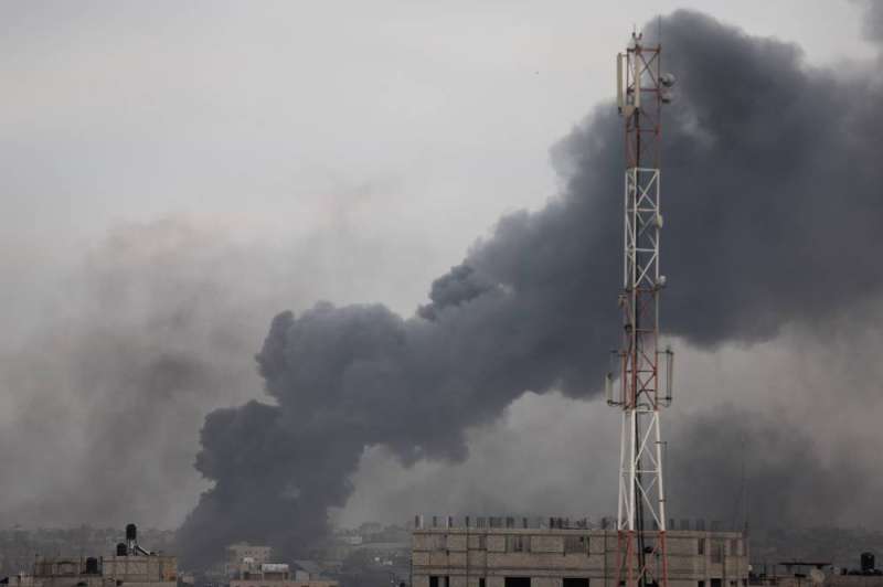 دخان القصف على خان يونس أمس (رويترز)