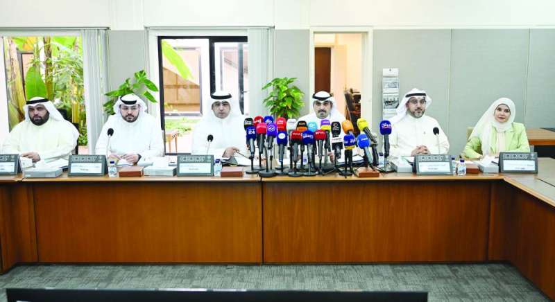 الساير يتحدث في المؤتمر وهو يتوسط أعضاء اللجنة التشريعية  	 (تصوير أسعد عبدالله)