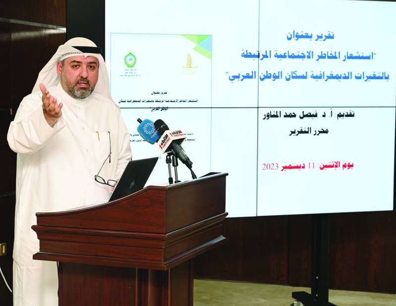 فيصل المناور متحدثاً في حفل إطلاق التقرير