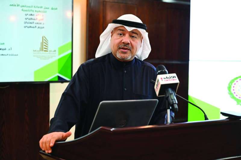 مهدي مقدماً مضمون ونتائج التقرير (تصوير أسعد عبدالله)