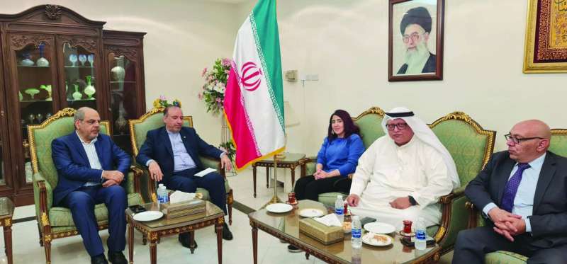 السفير الإيراني مع مجموعة من ممثلي وسائل الإعلام