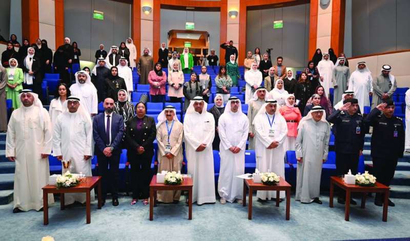 وقفة الحضور أثناء عزف السلام الوطني 
(تصوير أسعد عبدالله)