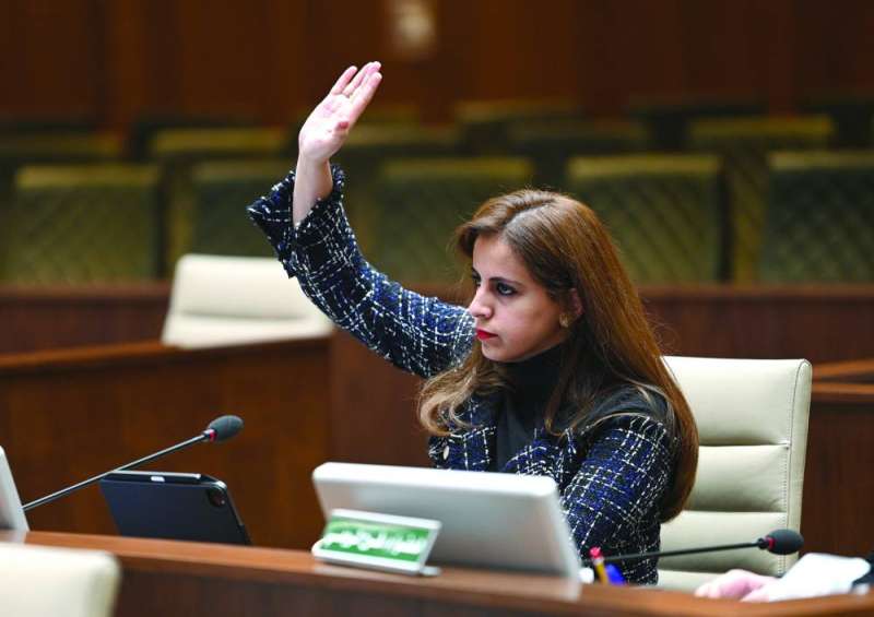 منيرة الأمير تطلب الحديث خلال الجلسة 