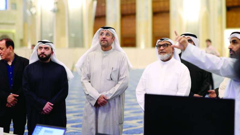 جانب من إشراف مسؤولي المسابقة للمنافسات بالمسجد الكبير 