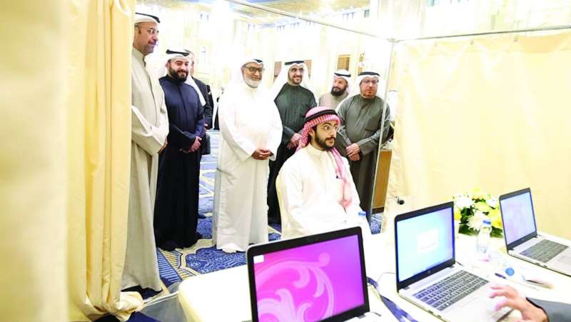 اختبار أحد المتسابقين بحضور مسؤولي ومنظمي المسابقة