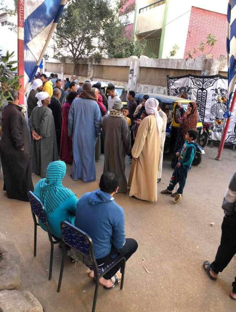 زحام على التصويت في إحدى لجان انتخابات الرئاسة في مصر