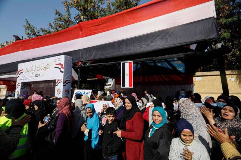 إقبال نسائي على الاقتراع الرئاسي (أ ف ب)