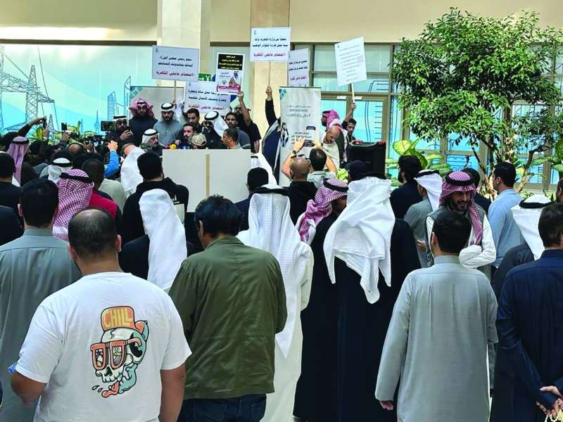 جانب من اعتصام موظفي «الكهرباء» أمس 