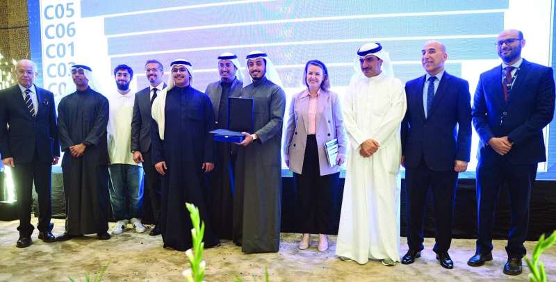 البدر وكيلي ومسؤولو الجامعة يكرمون مشروع الطاقة النظيفة المميز 