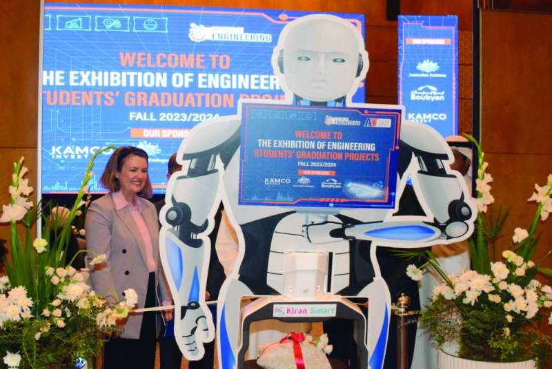  السفيرة الأسترالية بجانب مشروع لروبوت يعمل بالذكاء الاصطناعي 	(تصوير نايف العقلة) 