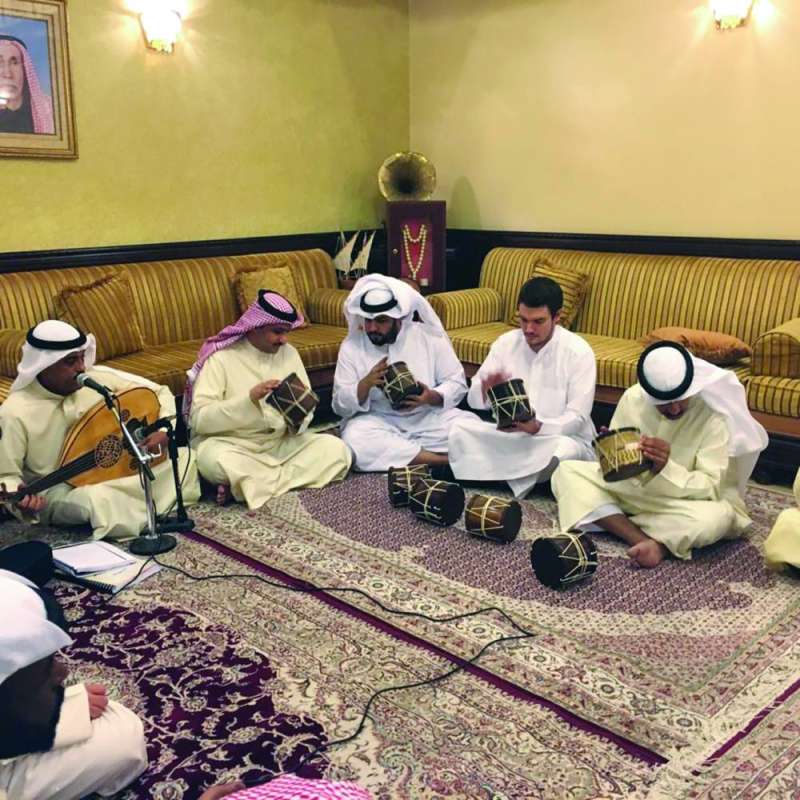 


ترويس مع الفنان صالح الجريد في ديوانية الماس بالعام 2016 