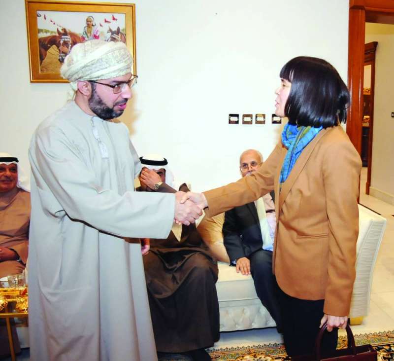 


 الخروصي مستقبلاً السفيرة الأميركية في السبلة العمانية 