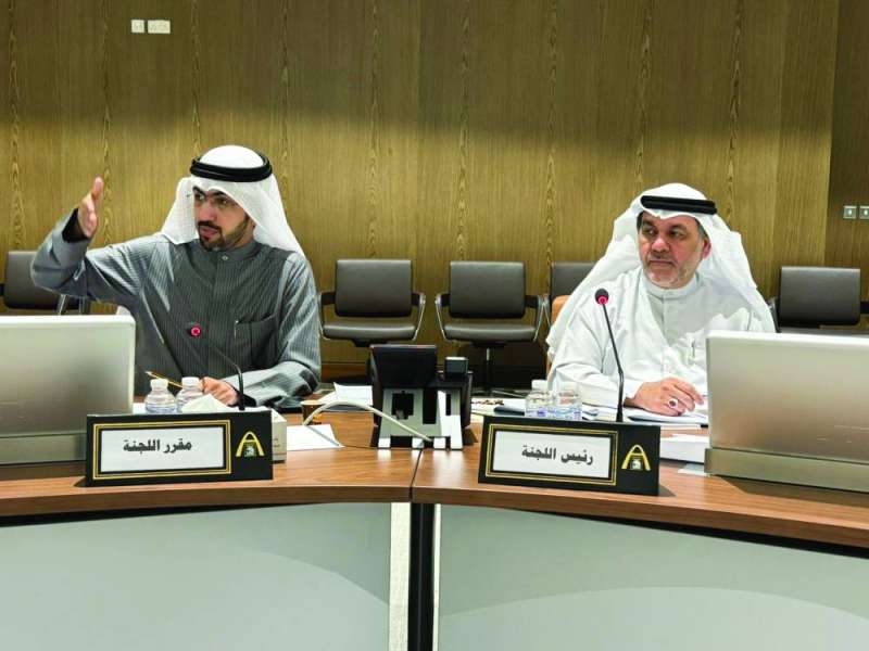 حسن كمال وخالد المطيري خلال الاجتماع