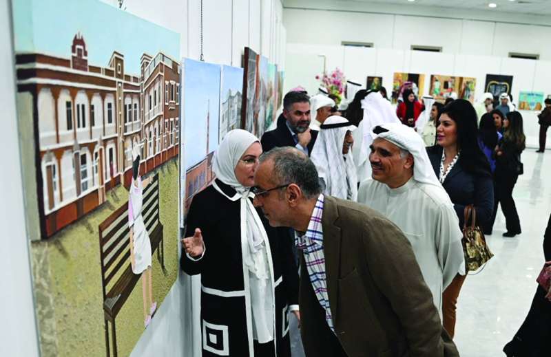 محمد الجسار وقصي الشطي أمام لوحة الفنانة بدرية محمد
