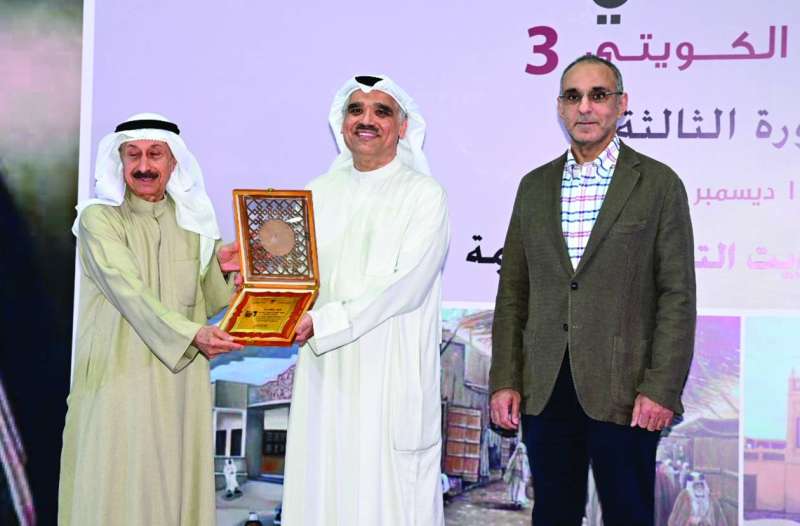 


عبدالرسول سلمان مكرّماً قصي الشطي بحضور محمد الجسار 