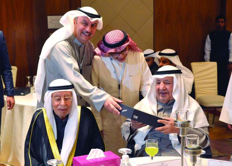 بدر المبارك مقدماً درع التكريم للعم علي ثنيان الغانم 