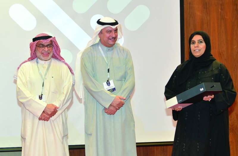 خلال تكريم إحدى المشاركات