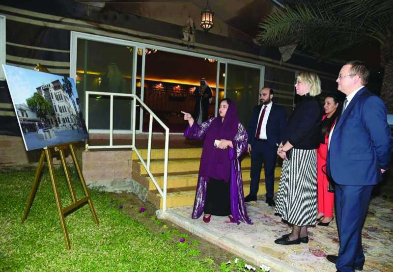 


هند الشلاش تشرح لضيوف الديوانية عن تفاصيل بعض الصور التي تتعلق بمعالم المملكة 