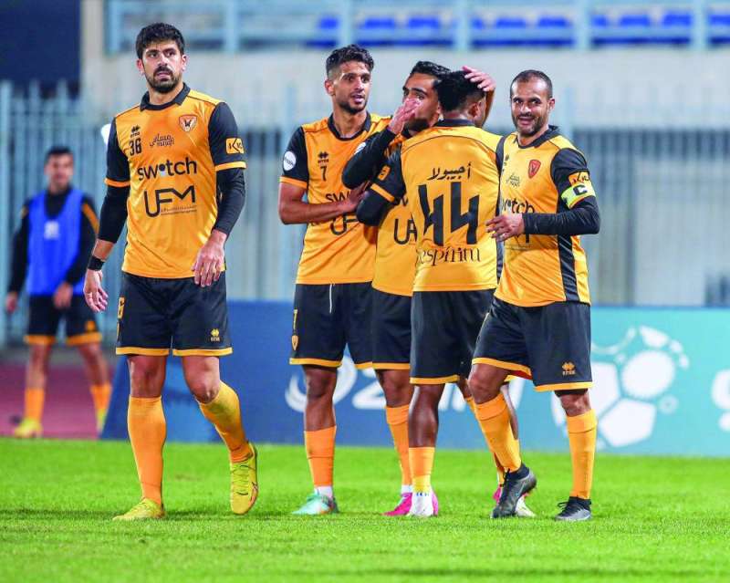 المطوع يحتفل مع زملائه 
بهدفه رقم (158) في الدوري 