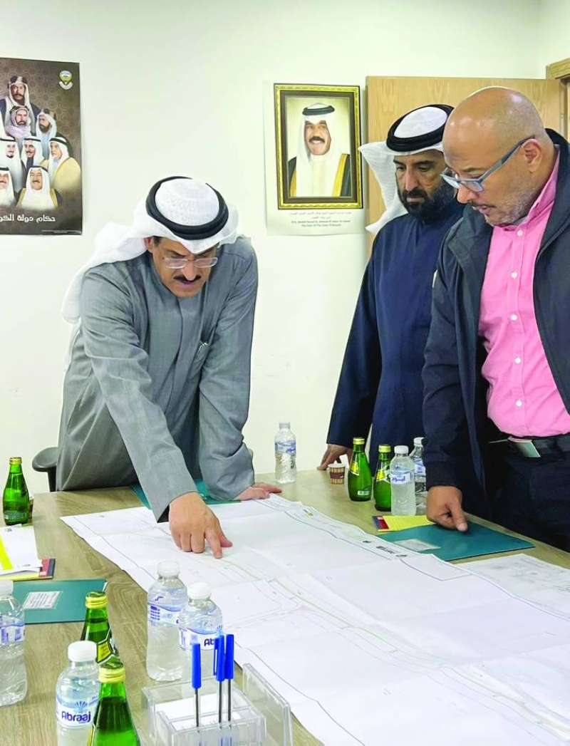 


الاستاد يطلع على مخطط مشروع الطرق بين الدائري الخامس و«الغزالي» 