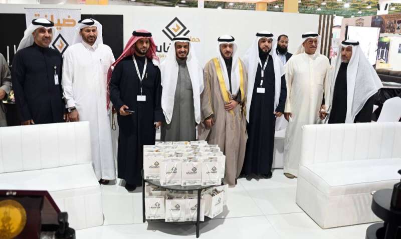 قياديو «الأوقاف» في أحد الأجنحة المشاركة 