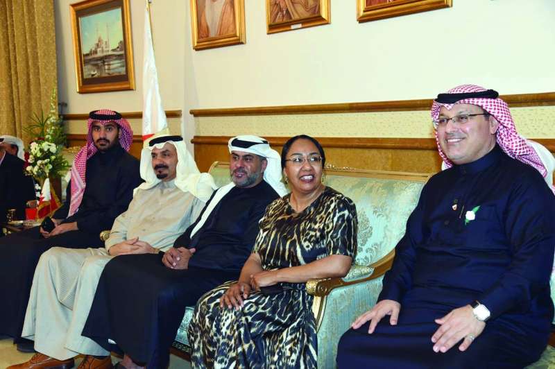 


منسقة الأمم المتحده تتوسط السفير البحريني والملحق العسكري الاماراتي 