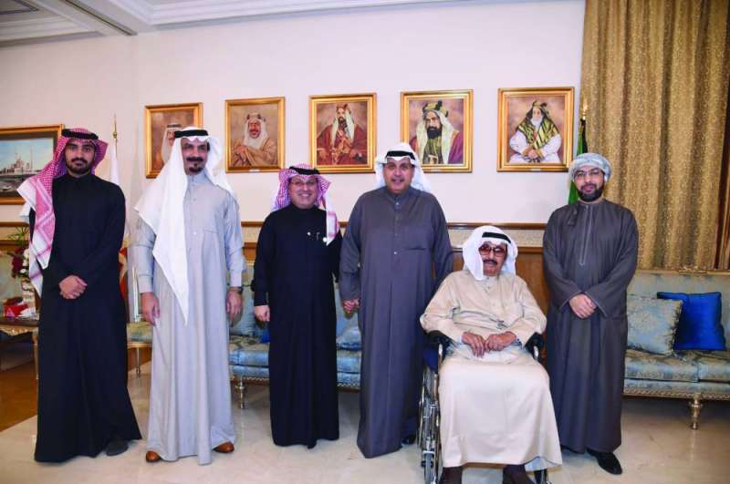 


السفير العماني وأحمد الثويني والشيخ حمد الجابر وماجد التركي وعبدالاله التركي 