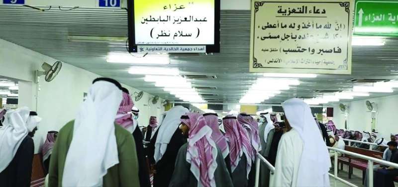 


حشود من المحبين تقدّم واجب العزاء 