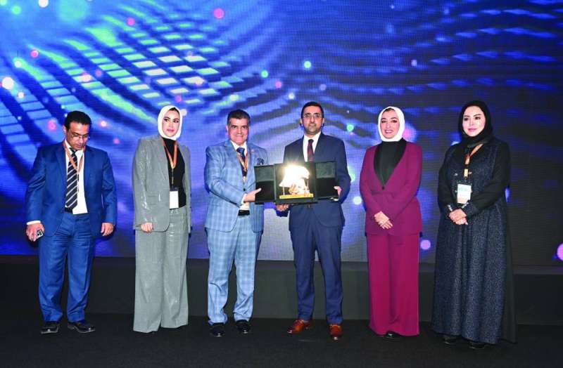 


العتيبي مكرماً الفرس	 (تصوير أسعد عبدالله) 