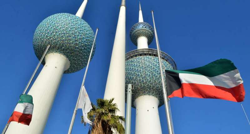 تنكيس الأعلام أمام أبراج الكويت (تصوير سعود سالم)