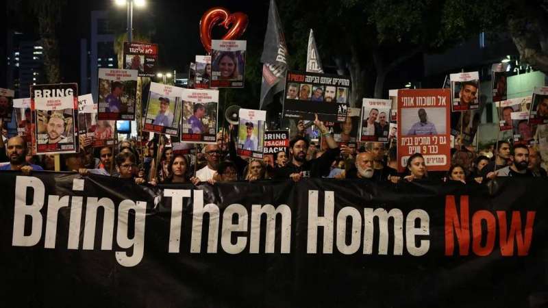 مسيرة في تل أبيب يوم السبت لأهالي الأسرى (رويترز)