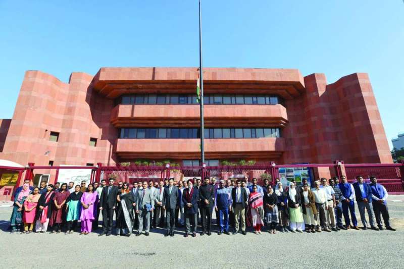 وزير الاقتصاد الهندي والسفير سويكا يتوسطان أعضاء البعثة خلال الوقوف دقيقتين صمتاً