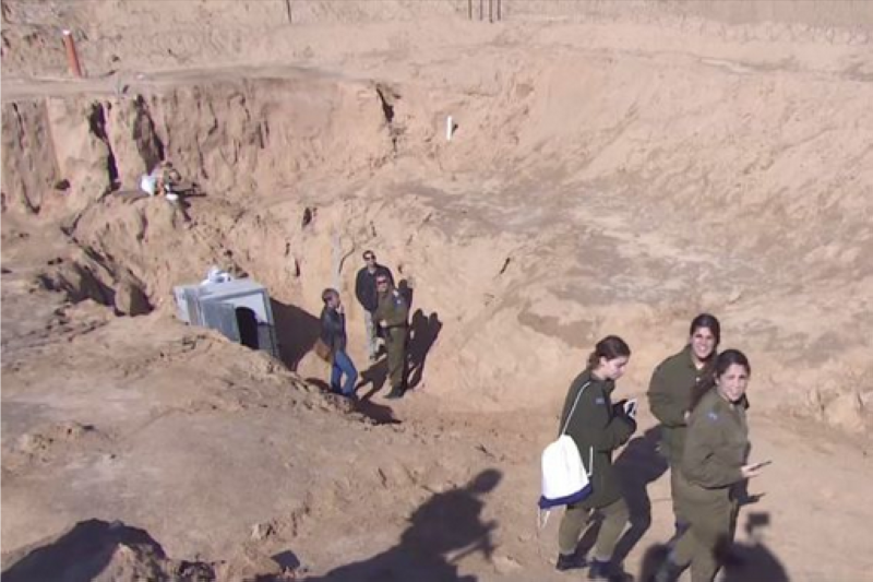 عناصر من الجيش الإسرائيلي أمام أحد أنفاق «حماس»