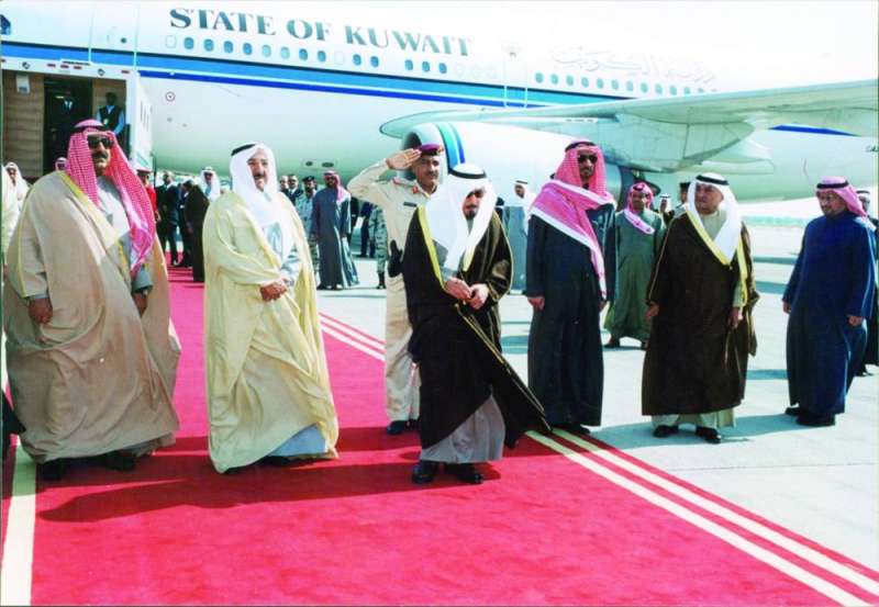 سمو الأمير لدى مرافقته الأمير الراحل جابر الأحمد ويبدو الأمير الراحل صباح الأحمد