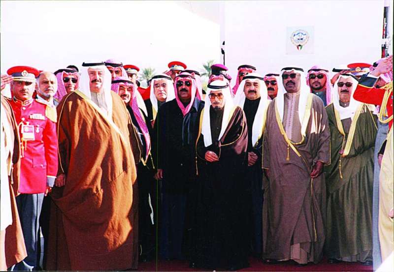 صورة تجمع سمو الأمير مع الأمراء الراحلين جابر الأحمد وسعد العبدالله وصباح الأحمد ويبدو في الصورة سمو الشيخ سالم العلي وسمو الشيخ ناصر المحمد وجاسم الخرافي